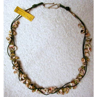Halskette Muscheln mit Peridot Lederband gr&uuml;n 57cm lang